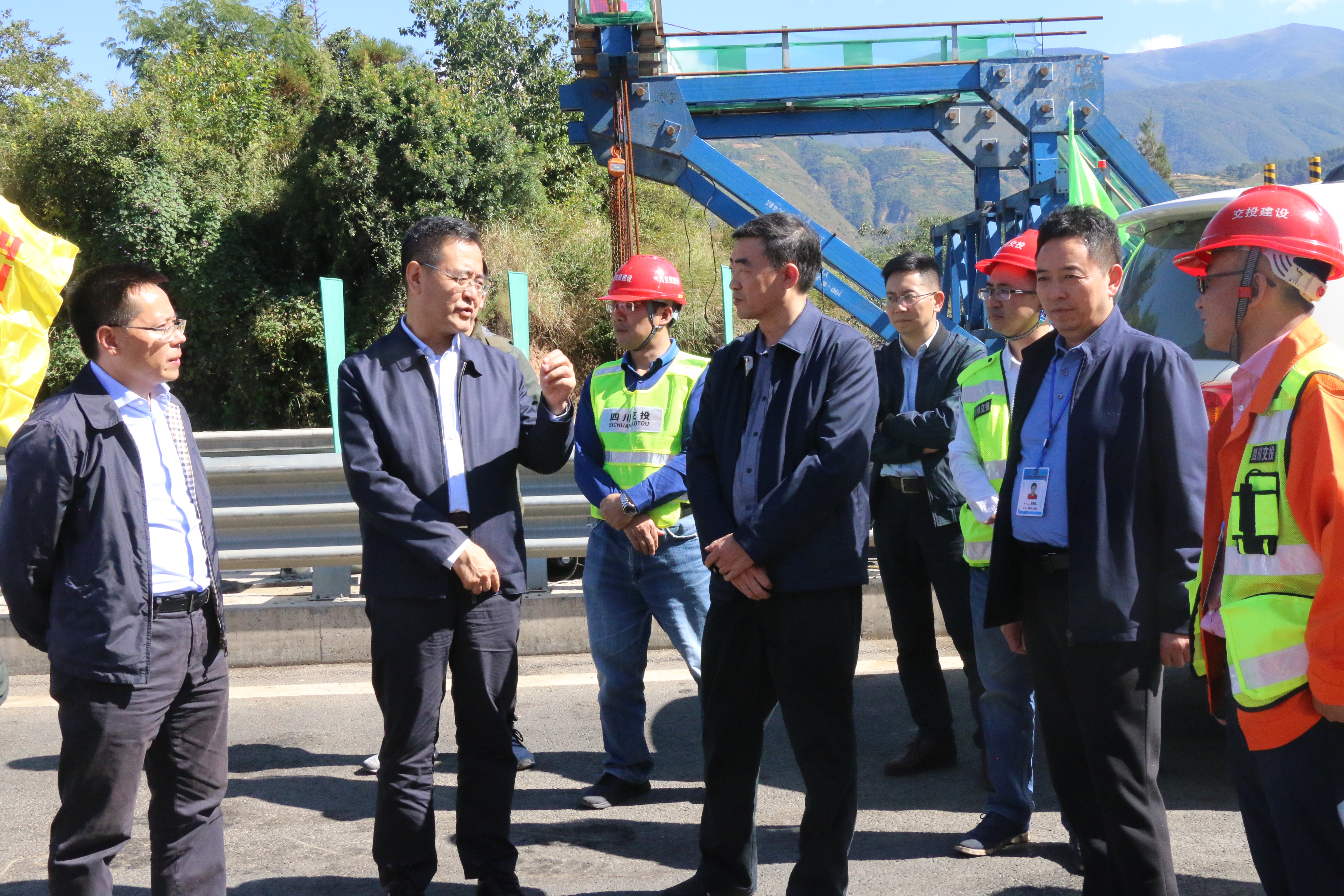 集团公司党委副书记、副董事长、总经理 冯文生一行调研梳妆台大桥推进工作