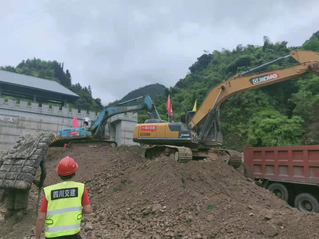雅康高速突发泥石流，四川交建火速抢险